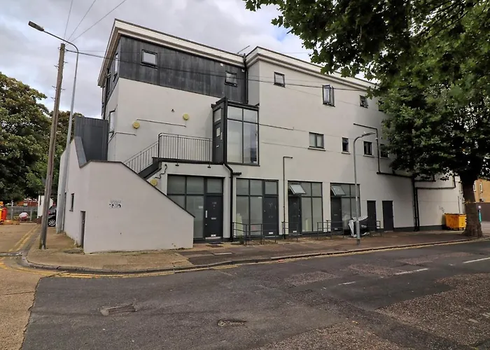 Urban Stylish Apartment - Southend Stays